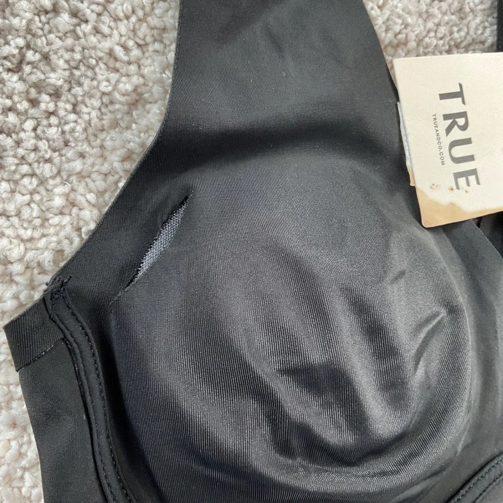 True & Co True Body Lift V-Neck‎ Bra Black Seamless Wirefree 14838-001 XS NEW